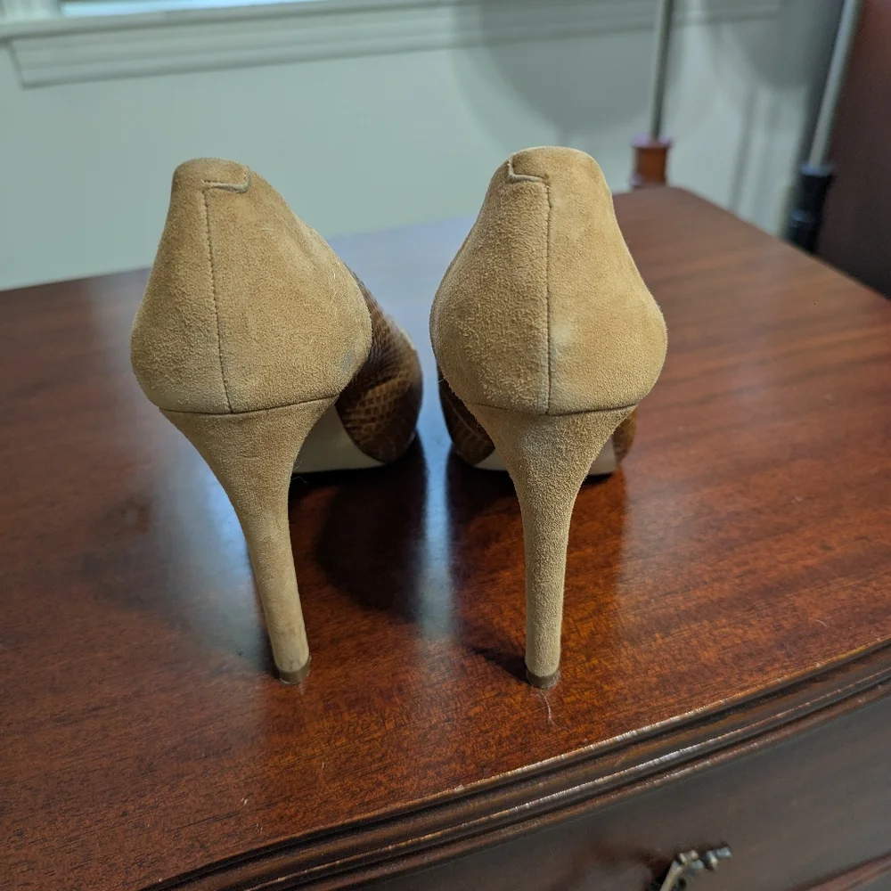 3/$30 Louise Et Cie Suede And Snakeskin Heals - Picture 4 of 7